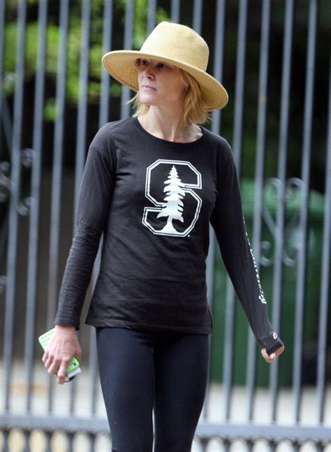 Modern Mama Julie Bowen Goes Without Makeup And A Bra For Her