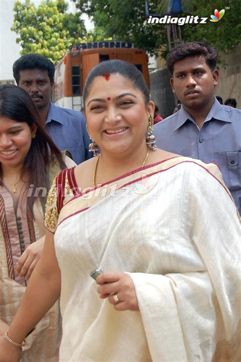 Film Actress Photos Kushboo Showing Her Bare Back In Saree