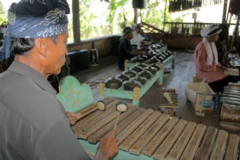 Melestarikan Budaya Dengan Memainkan Gamelan Sunda Indonesia Kaya