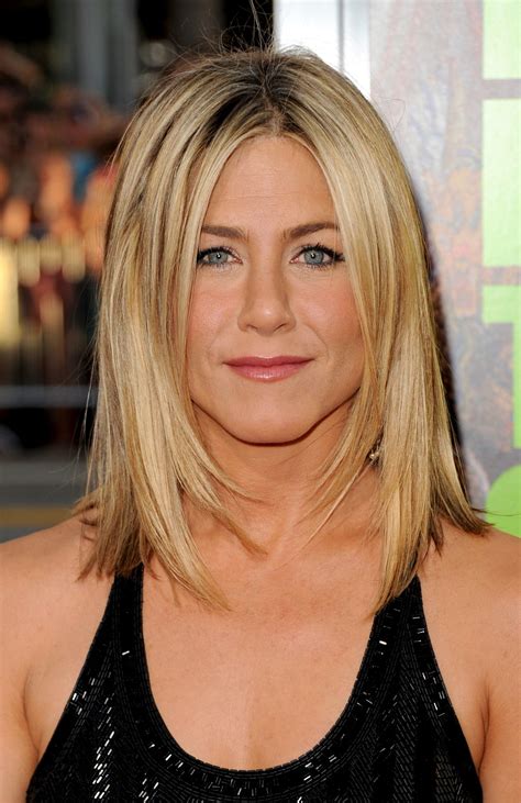 Jennifer aniston galt lange zeit als vorbild für viele frauen, was frisuren betrifft, und sie enttäuscht sie nicht kommt sowohl zu outfits als auch zu frisuren nachstehend finden sie einige frisuren von. Jennifer Aniston Frisur - 25 Stil personifizierte Jennifer ...