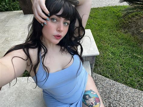 American Pickers Star Danielle Colbys Daughter Memphis 21 Stuns In Tight Blue Dress For New