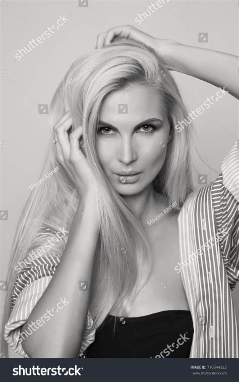 Sexy Portrait Blonde Woman Mono Shot Foto De Stock 716844322 Shutterstock