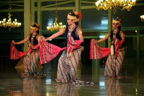 Tabuhan musik iringan untuk tari merak. Tari serimpi : Busana, Musik, Macam-Macam, Gambar dan Penjelasan