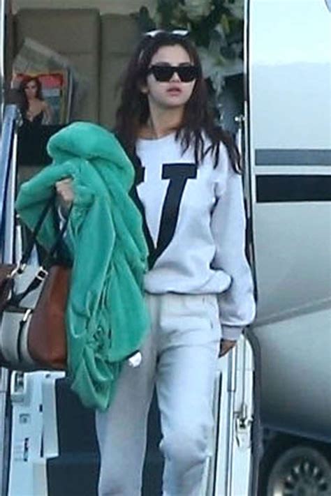 Selena Gomez Arriving With Friends To A Private Jet In Los Angeles