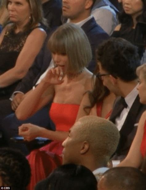 Taylor Swift Licks Her Own Hand At The Grammy Awards 2016 On Video