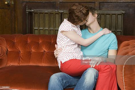 Adolescentes Beso En Un Sofá Foto De Stock Getty Images