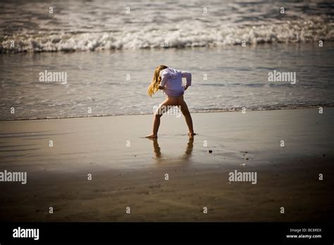 Une Jeune Fille Va La Salle De Bains Sur La Plage Venice Beach Los Angeles County California
