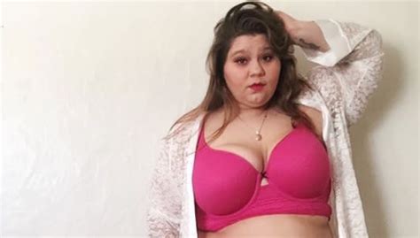 this blogger wore a bikini in a blizzard to make an important point about body positivity
