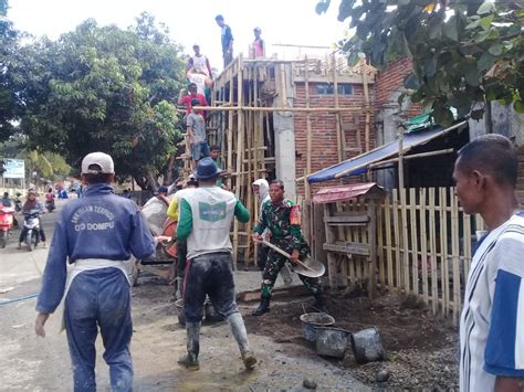 Namun adakalanya kegiatan gotong royong ini juga berasal dari kepala lingkungan, kepala desa dan ketua kelompok adat. Babinsa Soritatanga Pimpin Gotong Royong Cor Masjid ...