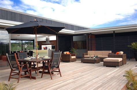 Outdoor kitchen should work with your home's style. Outdoor Living | Inspiration | Modern Outdoor Living Ideas 2018
