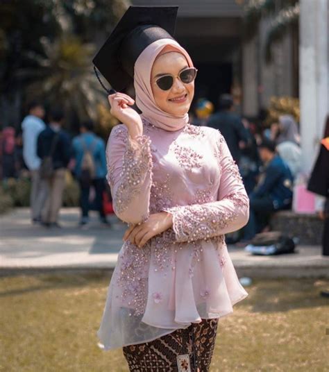 Model Kebaya Wisuda Hijab Desain Mewah Dan Modern Terbaik 2020