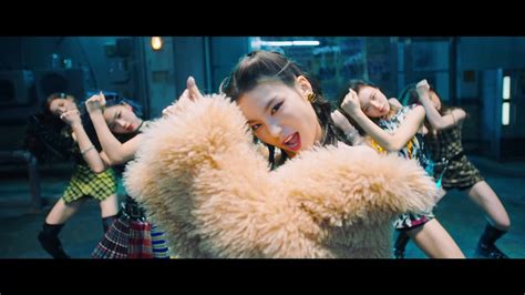 Itzy Wannabe Mv Screencaps And Who’s Who K Pop Database Itzy Singer Lead Singer