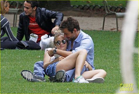 Bradley Cooper Suki Waterhouse Snuggle In Paris Park Suki Waterhouse Age Gap Couples