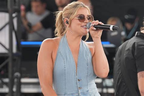 Listen Lauren Alaina And Lainey Wilson Proudly Flaunt Their Assets In