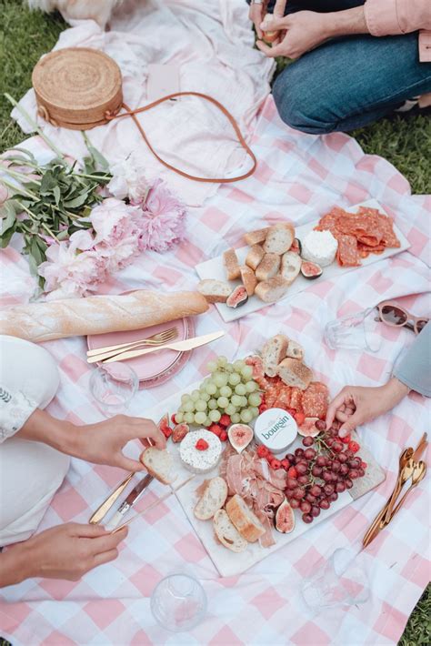 Chic Summer Picnic With Boursin Picnic Foods Summer Picnic Beach Picnic