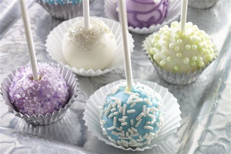 These cute cake pops are super easy to make one afternoon. Christmas cake pops recipe - Photo 1