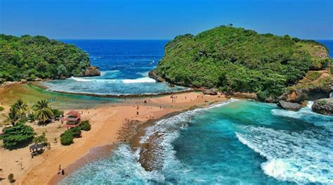 Pas banget untuk liburan keluarga nih. Cantik dan Mempesona, itulah Potret Pantai Batu Bengkung ...