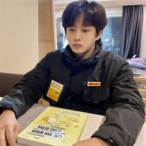 The newest drama from the writer of smart prison living is here, and it's just as heartwarming and fun as his first. 10 Potret Kece Kim Min Seok Jadi Cameo di KDrama Racket Boys