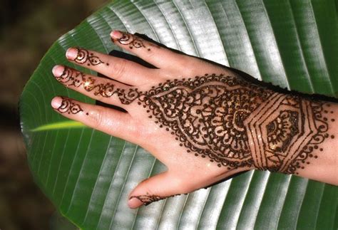 For that reason, it's essential to choose an experienced henna artist to apply these for those who are young at heart and have a playful personality, animals, cartoon characters, and food are popular cute tattoo choices. Henna Tattoo For Hands ~ Design