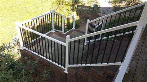 American Style Aluminum Railing With White Rails And Black Balusters