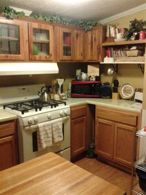 A mobile home kitchen design is very straightforward. 6 Great Mobile Home Kitchen Makeovers | Mobile Home Living