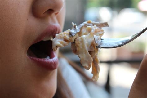 Fotos Gratis Tenedor Mujer Comida Ensalada Fresco Comer Boca De Cerca Cuerpo Humano