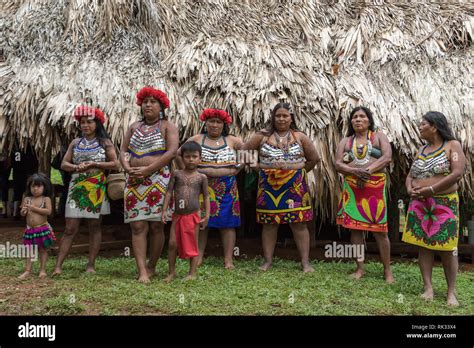 Tribu Embera Niños Fotografías E Imágenes De Alta Resolución Alamy
