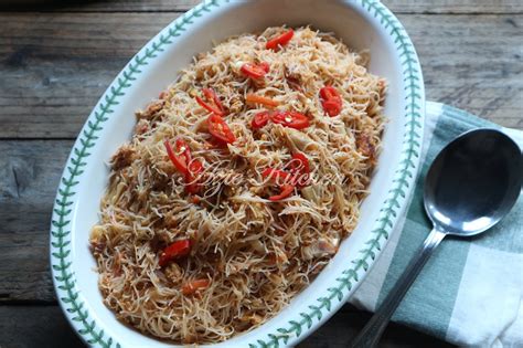 Mee goreng recipe popular in malaysia, especially at the mamak store and shops. Mee Hoon Goreng Sedap dan Mudah - Azie Kitchen