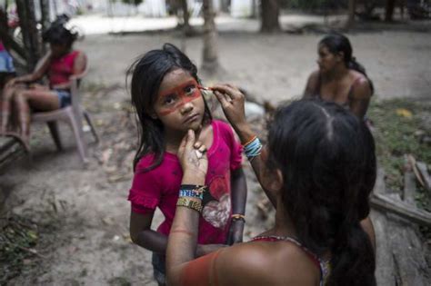 Arrows And Smartphones Daily Life Of Amazon Tembe Tribe World News