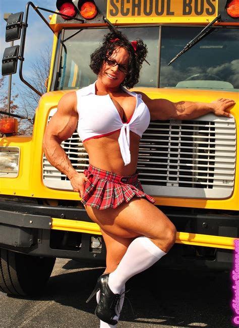 Impressive Huge Female Bodybuilder Flexing Her Truly Huge Muscle Porn