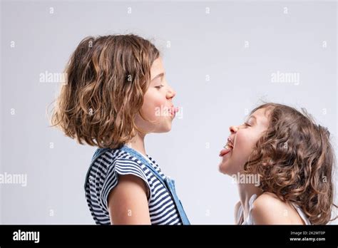 Zwei Unartige Junge Mädchen Die Sich Die Zunge Ausstrecken