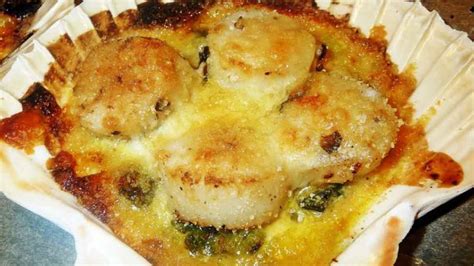 Coquilles Saint-Jacques gratinées à la béchamel raffinées et savoureuses