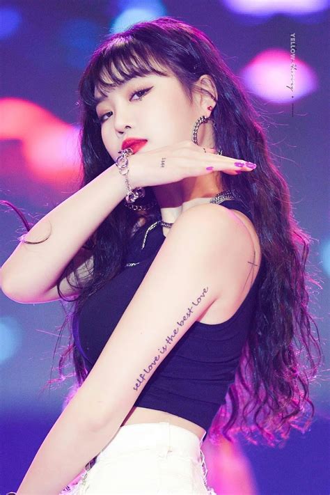 10 female k pop idols who aren t afraid to show off their tattoos koreaboo