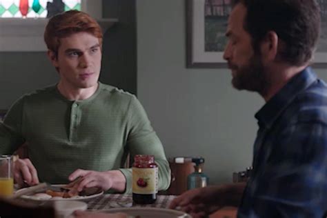 riverdale season 2 deleted scene fred and archie andrews discuss hiram lodge
