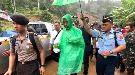 Rupanya, jas hujan itu bukan disiapkan perangkat kepresidenan, melainkan pemberian warga. Cerita Jokowi Gunakan Mantel Kresek di Lokasi Longsor ...