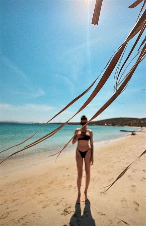 Ünlü oyuncu Serenay Sarıkaya dan bikinili poz Magazin