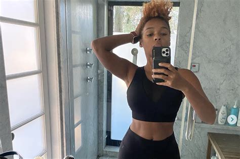 Janelle Monae Wows Fans With Toned Abs In Bathroom Selfies
