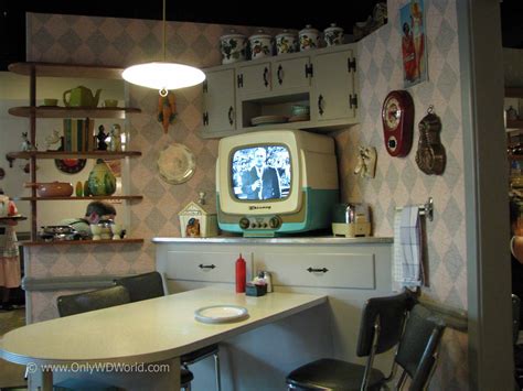 I guess that's why a lot of girls even teenagers fell in love with their. Disney World Dining: 50's Prime Time Cafe | Disney World ...