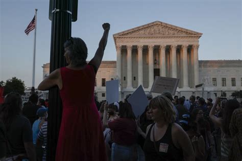 Supreme Court Officially Transmits Its Judgment Overturning Roe V Wade