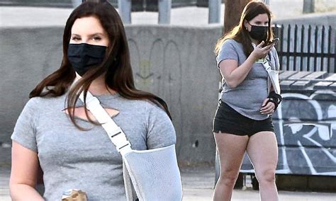 Lana Del Rey Goes Without Her Alleged Engagement Ring As She Grabs Food