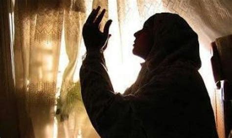 Bahkan istri irwansyah itu sampai mencium kaki sang ibu untuk mendapat restu dalam menjalani program bayi tabung. Doa Ibu yang Membuat Anaknya yang Mati Hidup Lagi
