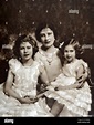 La reina Elizabeth (Elizabeth Bowes Lyon) con sus hijas Isabel (más ...