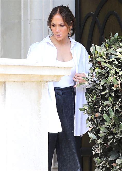 Jennifer Lopez Seen In 1st Photos Wearing 5 Million Green Diamond Ring