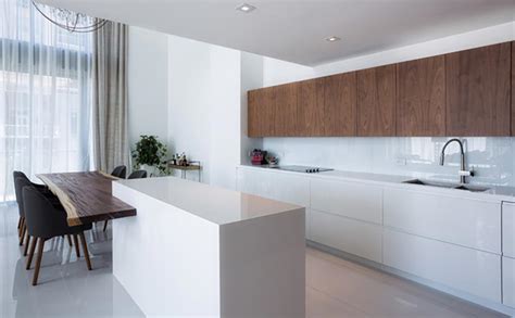 Si la cuisine blanche moderne est très tendance, il est également possible de personnaliser cette pièce en fonction des goûts et envies. Cuisine minimaliste au design contemporain en blanc ...