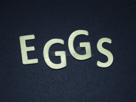 Huevos Escritos Con Las Letras De Madera Coloridas En Un Fondo Azul