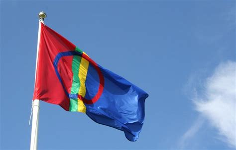I dag hissar samerna sin egen flagga och firar sin nationaldag. Samiska nationaldagen - Samer.se