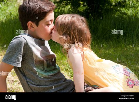 Kleines M Dchen Ein Junge K Ssen Stockfotografie Alamy