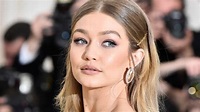 Gigi Hadid vuelve a las pasarelas para el Versace Fall 2021 - Modalia.es