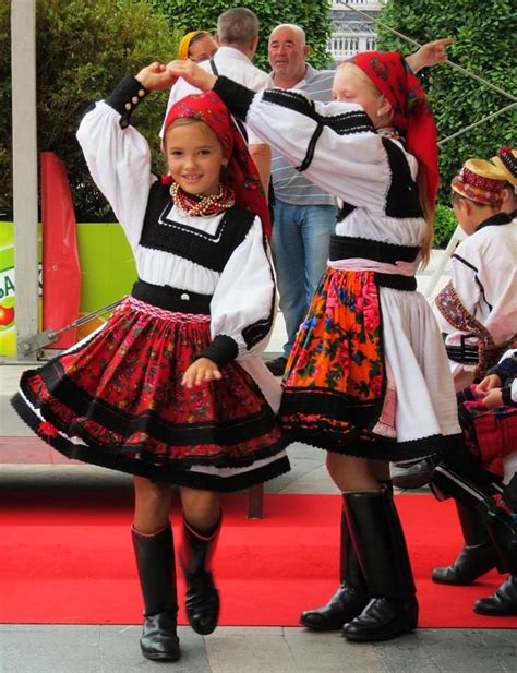 romanian traditional costumes part 1 port national traditional outfits romanian clothing