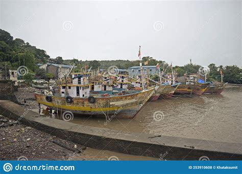 Barcos De Pesca De Madera Tradicionales Indios En El Mar Foto De Archivo Editorial Imagen De